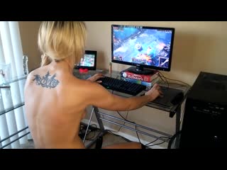 ginger banks playing league of legends while fucking herself huge ass milf